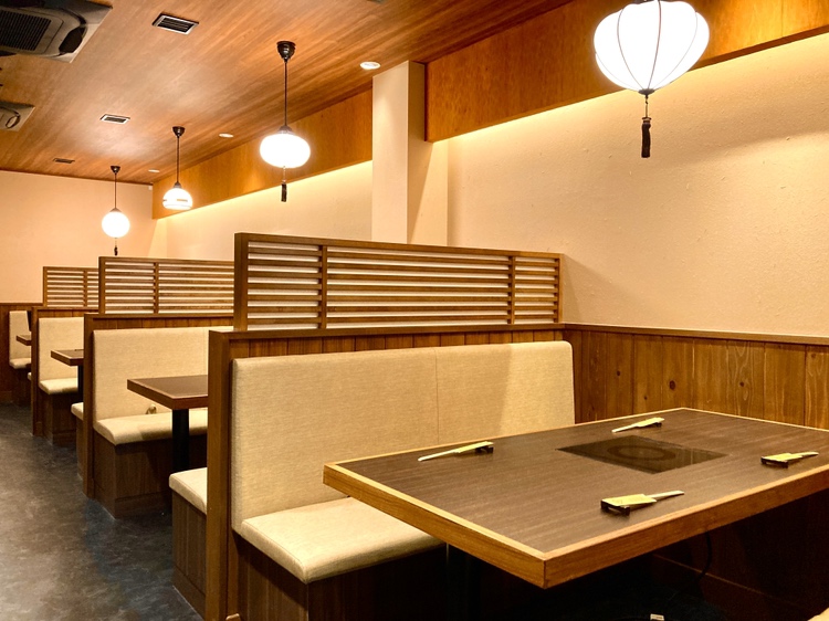 テーブル席 席タイプ テーブル 人数 6名様×3, 4名様×1 備考 ご友人とのお食事などちょっとした集まりにもおすすめです。