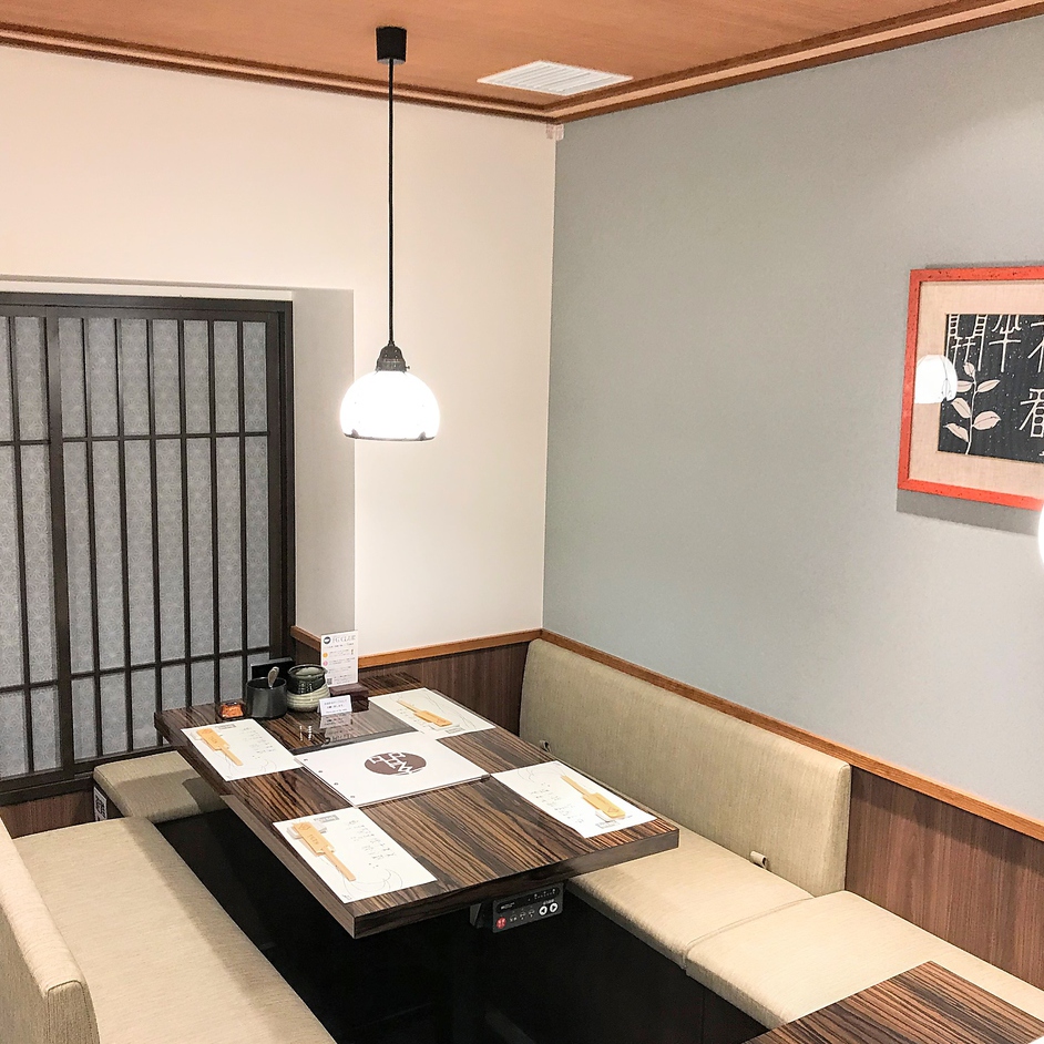 テーブル席 席タイプ テーブル 人数 4名様×2 備考 お食事会・誕生日や記念日にも。落ち着いた空間でごゆっくり食事をお楽しみいただけます。