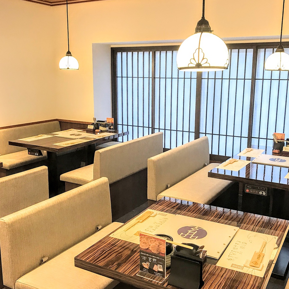 テーブル席 席タイプ テーブル 人数 2名様×2, 4名様×2 備考 ご友人とのお食事などちょっとした集まりにもおすすめです。