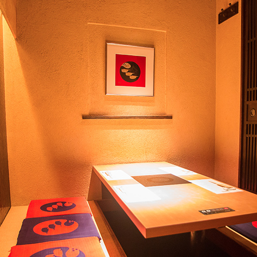 掘りごたつ席 席タイプ 掘りごたつ 人数 4名様×2 備考 梅田でふぐ料理と言えば「玄品」。家族でのお食事会やお祝いごとにも嬉しい、仕切りが付いたお席です。