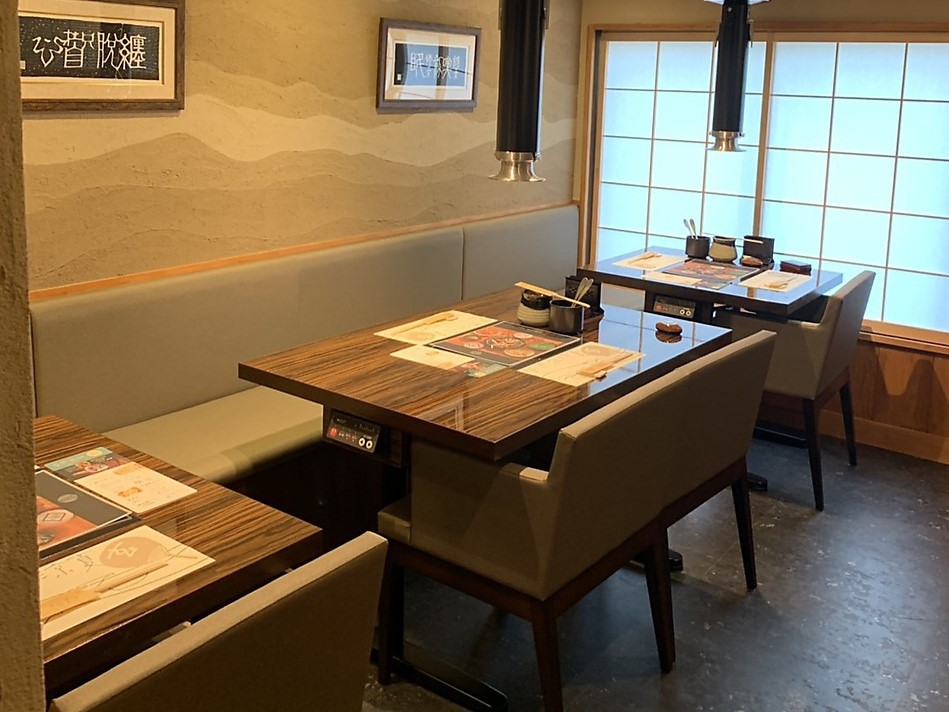 テーブル席 席タイプ テーブル 人数 2名様×3 備考 2階は全席「焙ふぐ」対応の排煙ダクト付き。煙を気にせずゆっくりお食事いただけます。