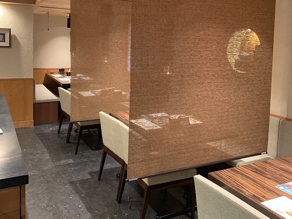 テーブル席 席タイプ テーブル 人数 6名様×1 備考 オープンなテーブル席もサイドの仕切りが可能です。適度なプライベート感が◎