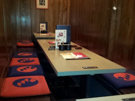 テーブル席 席タイプ テーブル 人数 6名様×7 備考 仲間同士でのご宴会や家族でのお食事にも人気のお席です。