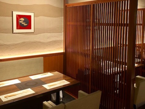 テーブル席 席タイプ テーブル 人数 4名様×5 備考 素敵な思い出になるよう、熟練のスタッフが笑顔いっぱいにサービス致します。