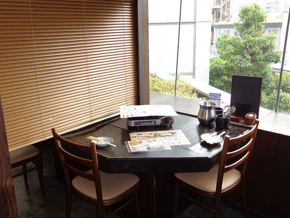 テーブル席　 席タイプ テーブル 人数 2名様×8 備考 デートや特別な日のお食事におすすめの2名様専用席もございます。