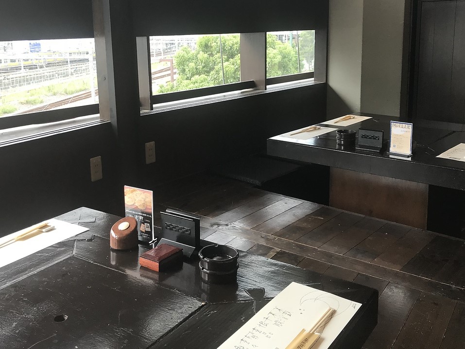 テーブル席 席タイプ テーブル 人数 5名様×6 備考 上質な空間で美味しいふぐをゆっくりお楽しみください。