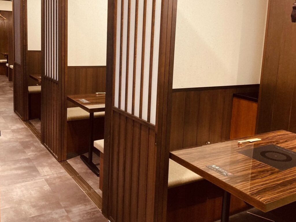 半個室 席タイプ テーブル 人数 4名様×2 備考 接待・お食事会・誕生日などに。落ち着いた空間でごゆっくり食事をお楽しみいただけます。