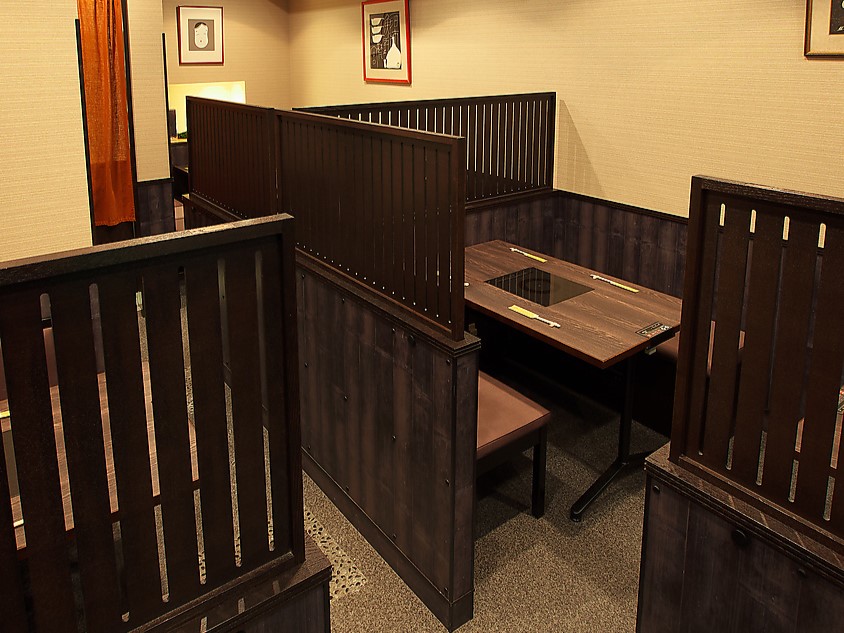 テーブル席 席タイプ テーブル 人数 3名様×2 備考 少人数でのご宴会、お食事会にも気軽にご利用いただけます。