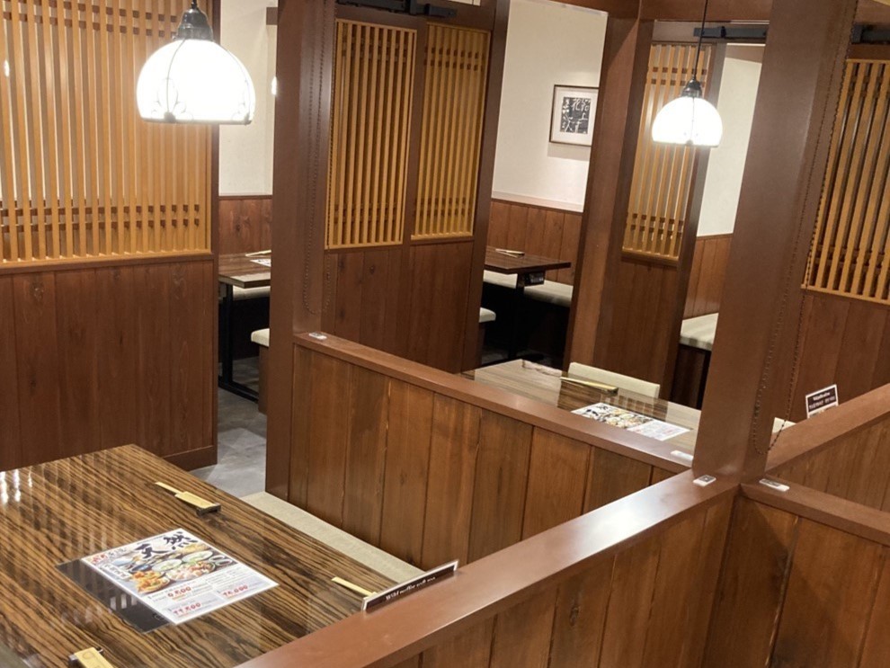 テーブル席 席タイプ テーブル 人数 4名様×13 備考 すだれの仕切りをおろすことも可能。周りの目を気にせずゆったりとお過ごしいただけます。