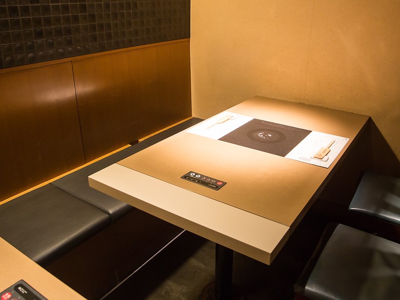 テーブル席 席タイプ テーブル 人数 4名様×6 備考 ほどよい明るさで落ち着いた雰囲気の店内は、さまざまなシーンに対応が可能です。