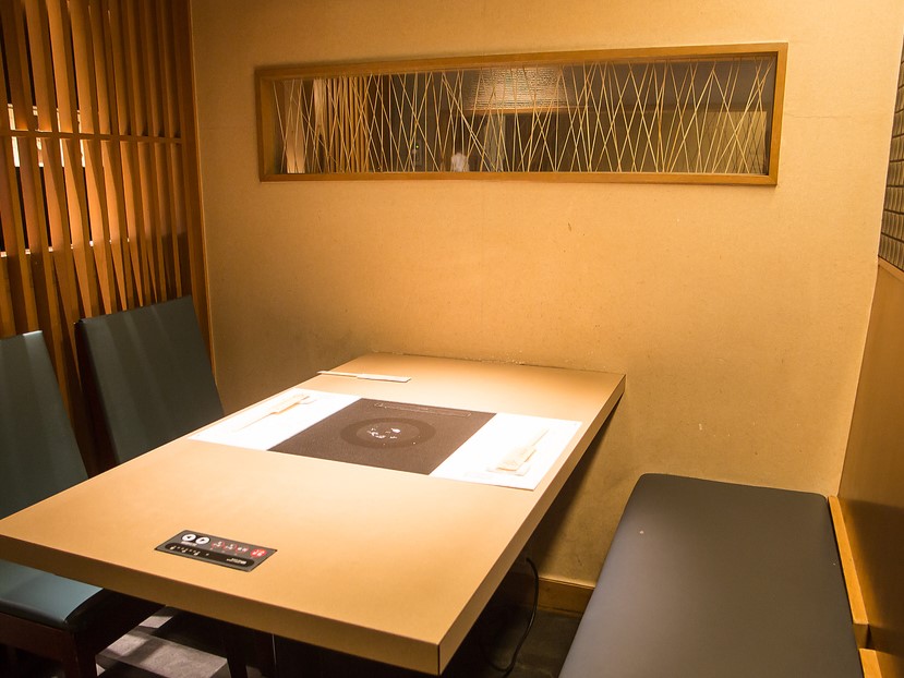 テーブル席 席タイプ テーブル 人数 5名様×1 備考 接待・お食事会にも。素敵な思い出になるよう、熟練のスタッフが笑顔いっぱいにサービス致します。