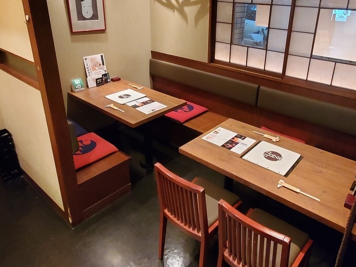 テーブル席 席タイプ テーブル 人数 4名様×2 備考 隣同士のテーブルで5名～最大8名様まで利用可能。お食事会などにどうぞ。