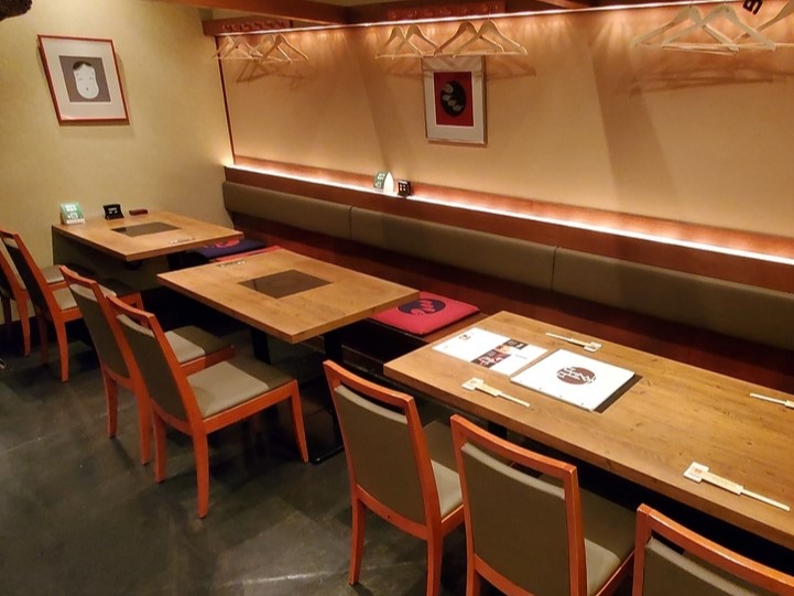 テーブル席 席タイプ テーブル 人数 6名様×1, 4名様×2 備考 全ての３テーブルを利用し、最大14名でのご利用が可能。美味しいふぐ料理をご堪能ください。