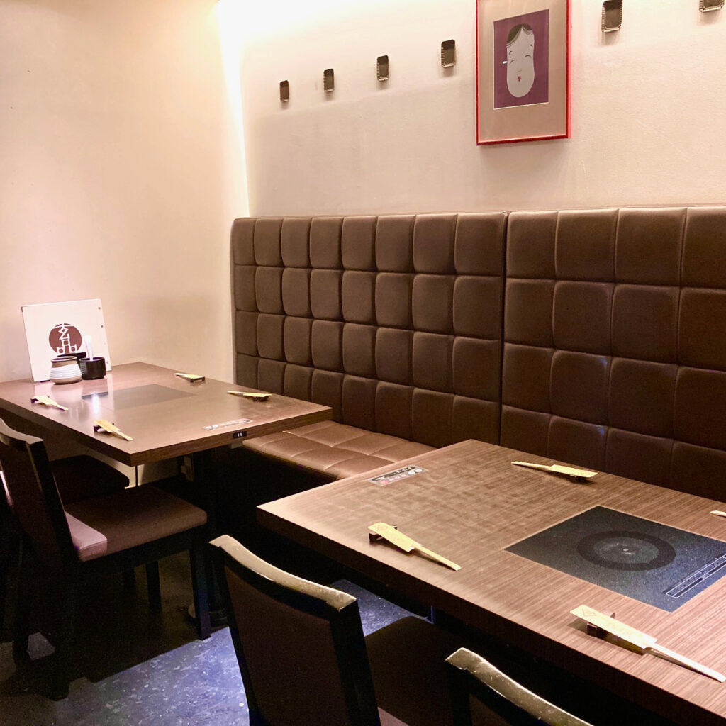 テーブル席 席タイプ テーブル 人数 4名様×4, 6名様×2 備考 接待・お食事会・誕生日や記念日にも。落ち着いた空間でごゆっくり食事をお楽しみいただけます。