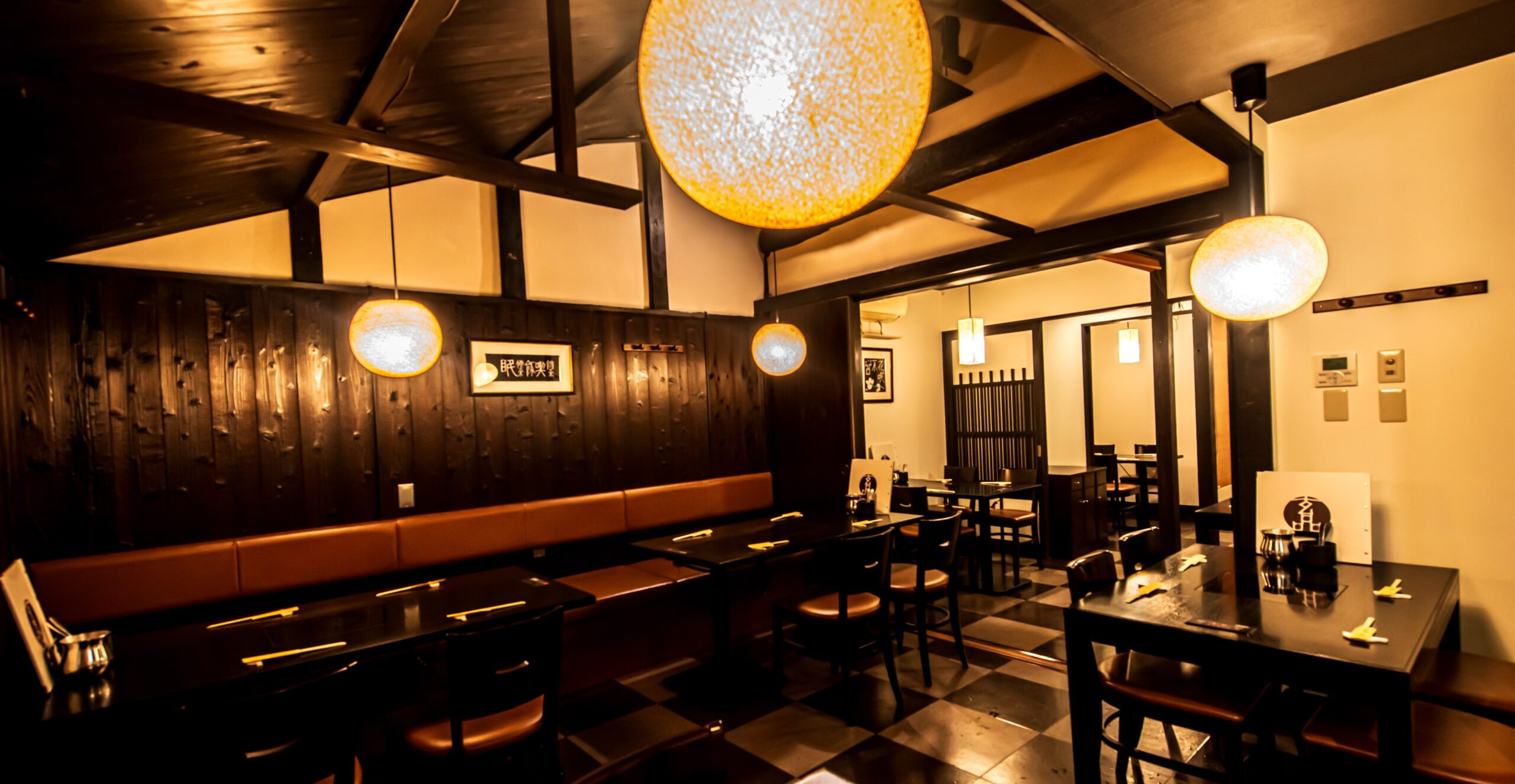 テーブル席 : 4名様×2, 6名様×2 <br> 家族でのお食事会やお祝いごとにもご利用いただけます。