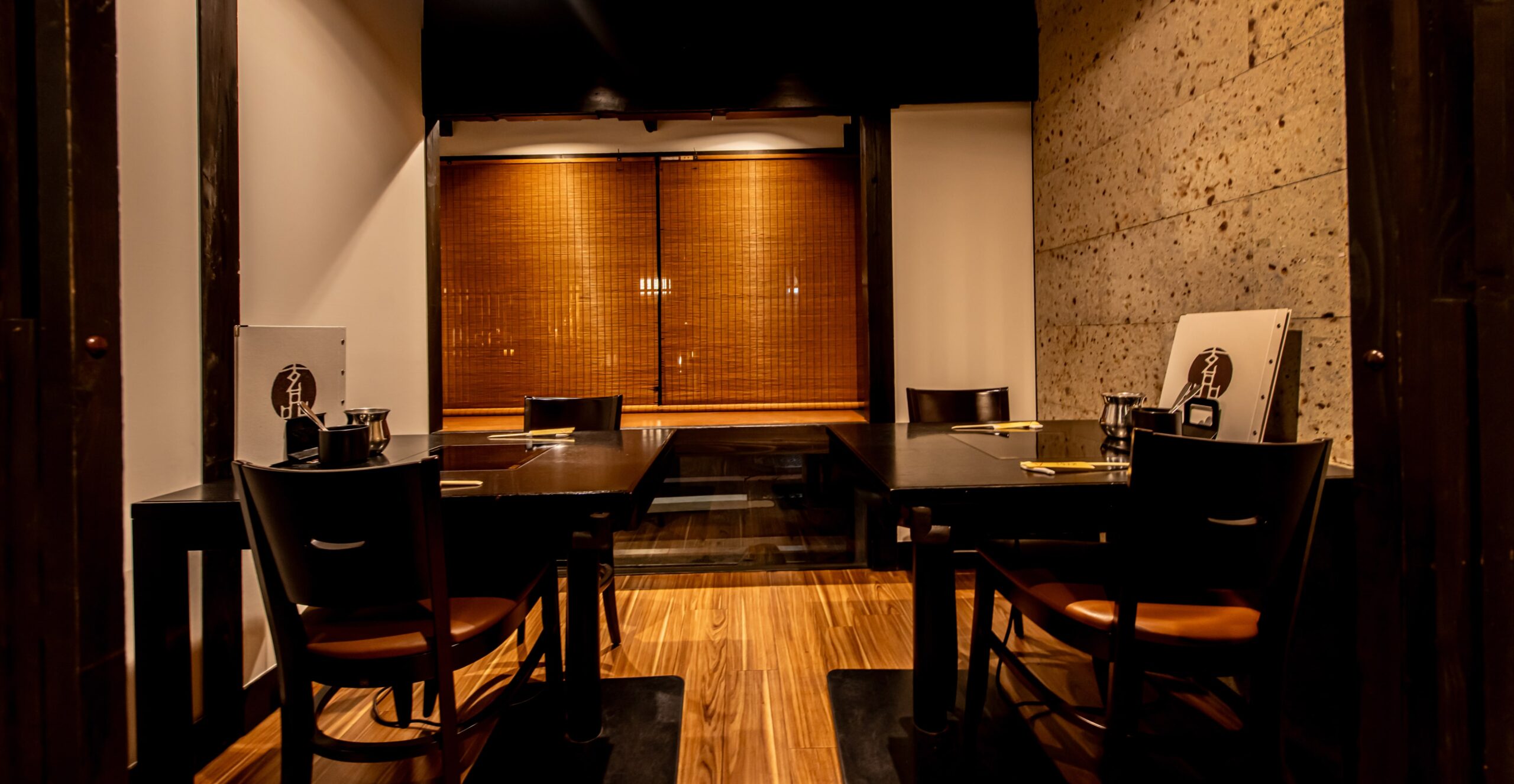 テーブル席 : 2名様×4, 4名様×2 <br> 落ち着いた空間でごゆっくり食事をお楽しみいただけます。