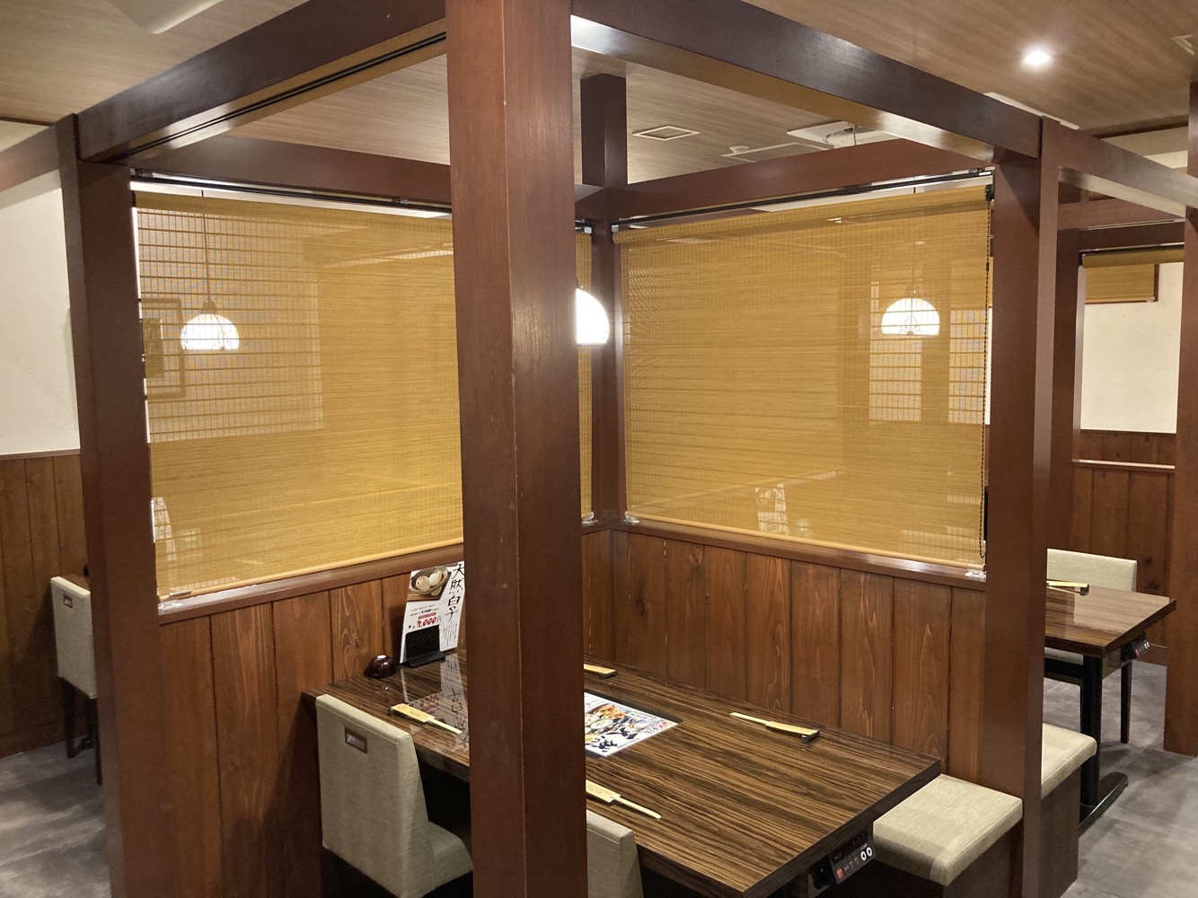 4名様×13 <br>すだれの仕切りをおろすことも可能。周りの目を気にせずゆったりとお過ごしいただけます。