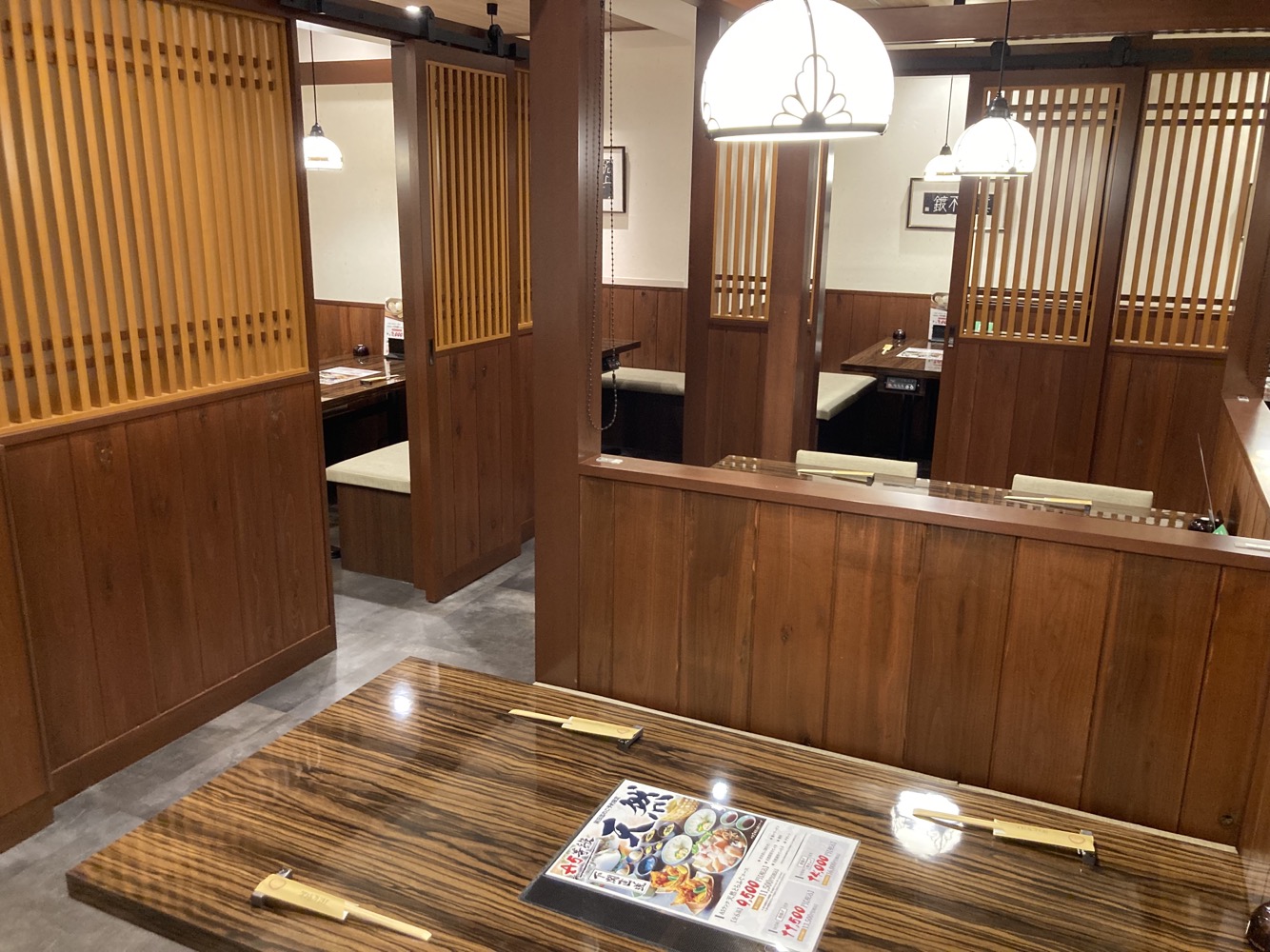 6名様×4 <br>新宿でふぐ料理と言えば「玄品」。家族でのお食事会やお祝いごとにも使えるお席です。