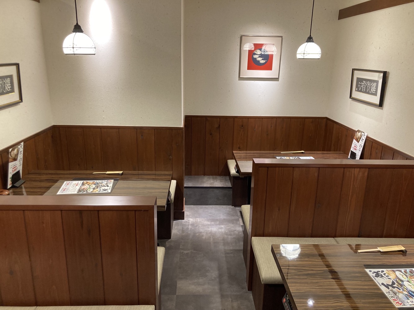 4名様×4 <br>全ての4テーブルを利用し、最大16名でのご利用が可能。ご予約はお早めにどうぞ。